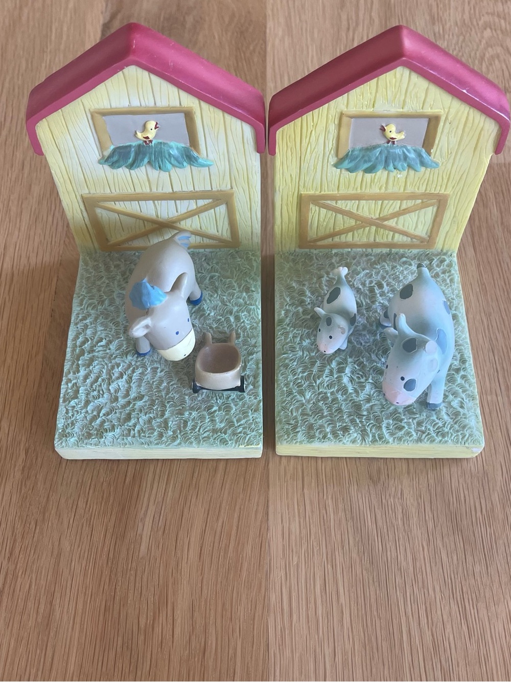 VINTAGE Barn Farm Animal Bookends - super cute!